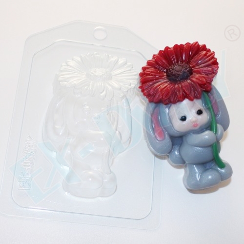 Зайка-малыш с цветком, форма для мыла пластиковая Пластиковые формы